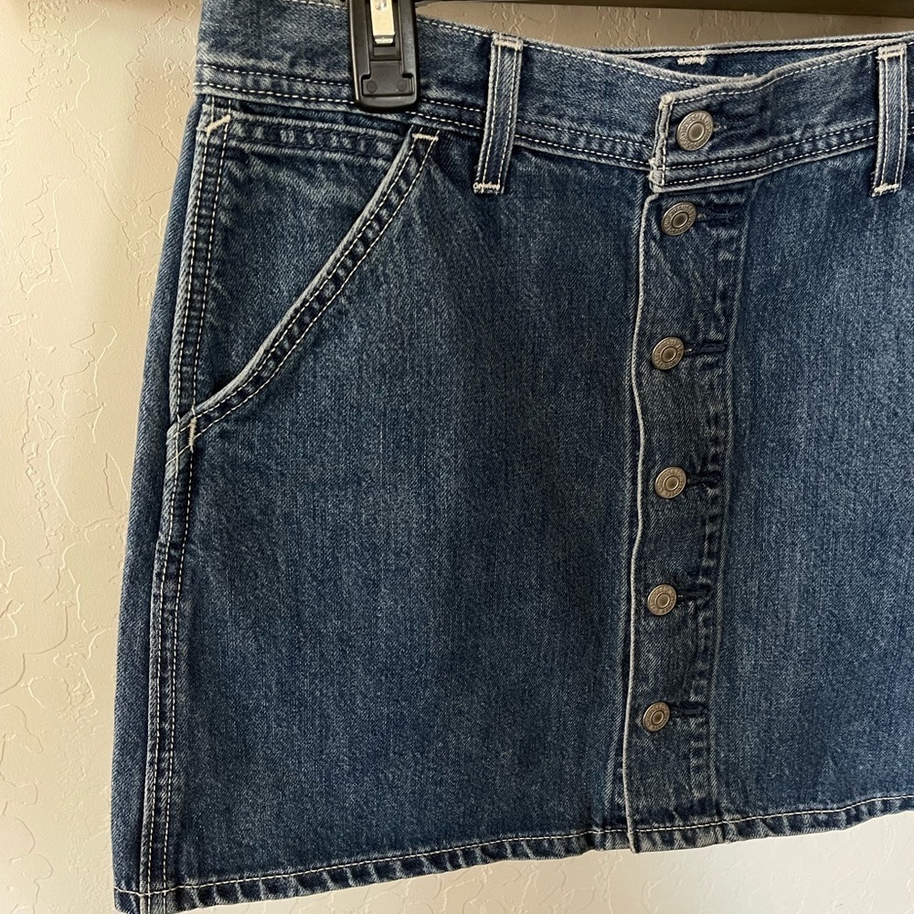 Levi’s women’s denim skirt•••buttons detail, A-Line-size 31••• - Picture 5 of 15
